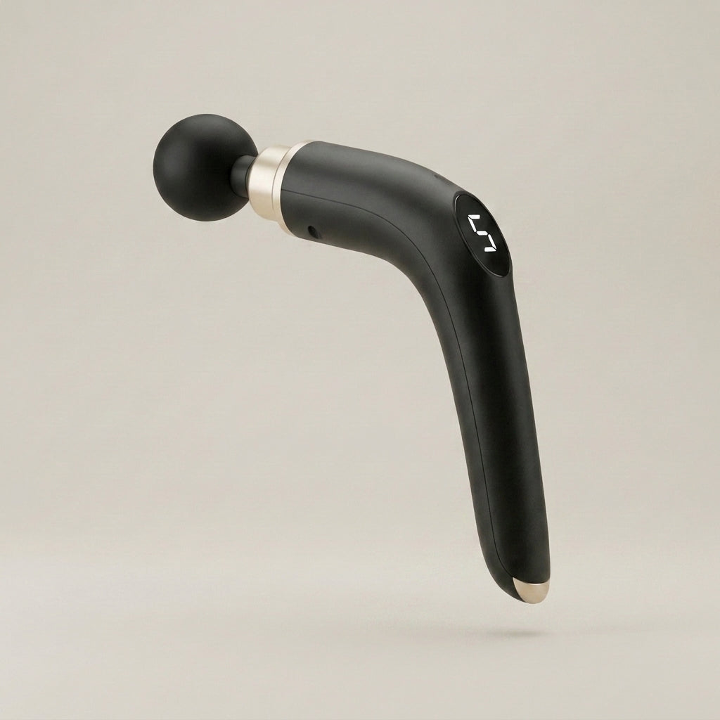 REVYVE Extended Massage Gun – mattsvart massagepistol med långt böjt handtag, champagnefärgad detaljring och LED-display