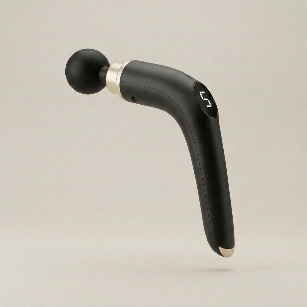 REVYVE Extended Massage Gun sedd snett framifrån – långt ergonomiskt böjt handtag