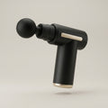 REVYVE Massage Gun – matt svart med gulddetalj
